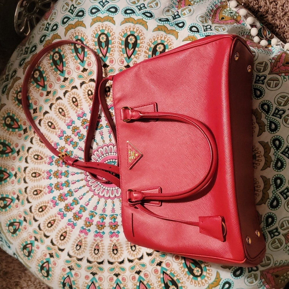 Prada - Picture 3 of 17